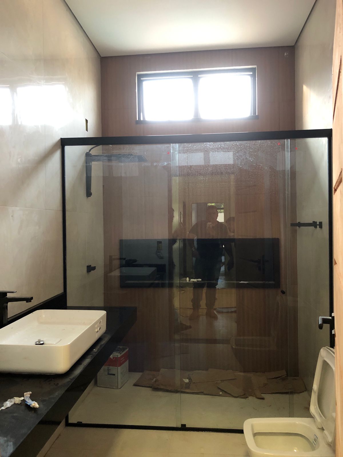 Box de banheiro com perfil preto instalado