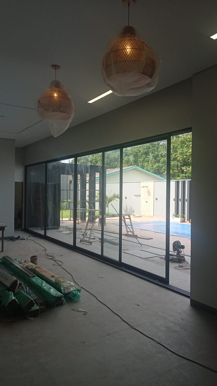 Interior com janelas panoramicas