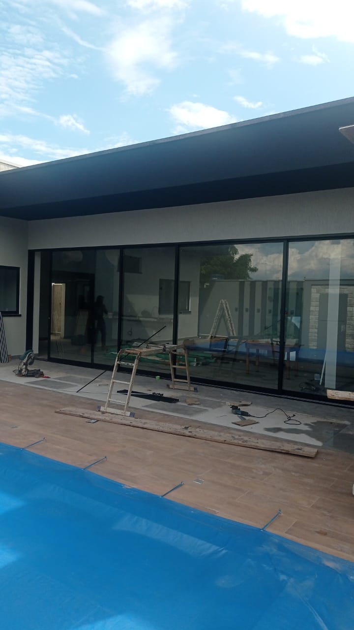 Obra residencial alto padrao com piscina